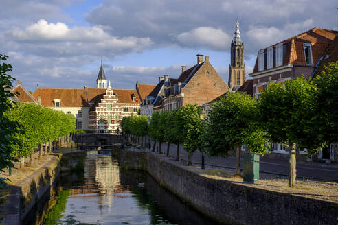 Niederlande, Utrecht, Amersfoort, Baumreihe entlang des Eemkanals mit Geschichtsmuseum im Hintergrund - LBF02827