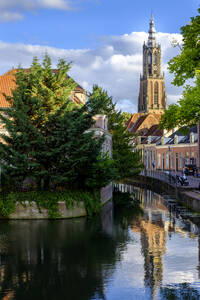 Niederlande, Utrecht, Amersfoort, Marienturm mit Spiegelung im Eemer Kanal - LBF02828