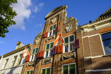 Niederlande, Utrecht, Amersfoort, Amersfoort-Fahnen hängen an einem alten Backsteingebäude - LBF02829