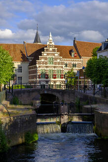 Niederlande, Utrecht, Amersfoort, Bogenbrücke über den Eem-Kanal mit historischem Museum im Hintergrund - LBF02830