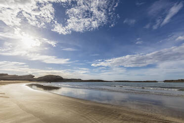 Neuseeland, Region Wellington, Castlepoint, Die Sonne scheint über dem Sandstrand des Pazifischen Ozeans - FOF11328