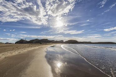 Neuseeland, Region Wellington, Castlepoint, Die Sonne scheint über dem Sandstrand des Pazifischen Ozeans - FOF11330