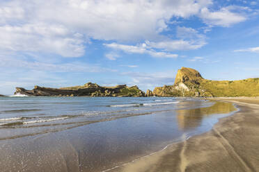 Neuseeland, Region Wellington, Castlepoint, Wolken über Deliverance Cove und Castle Rock - FOF11331