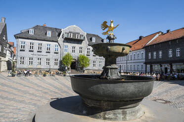 Deutschland, Niedersachsen, Goslar, Marktplatzbrunnen in historischer Stadt - RUNF03463