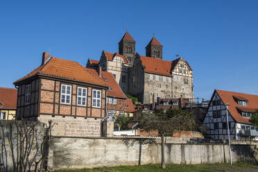 Deutschland, Sachsen-Anhalt, Quedlinburg, Tiefblick auf das Kloster Quedlinburg und die umliegenden Fachwerkhäuser - RUNF03471