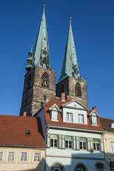 Deutschland, Sachsen-Anhalt, Quedlinburg, Tiefblick auf Türme der St. Nikolai-Kirche - RUNF03472