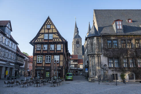 Deutschland, Sachsen-Anhalt, Quedlinburg, Stühle vor Fachwerkcafé in historischer Stadt - RUNF03473