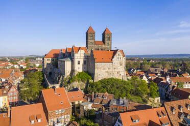 Deutschland, Sachsen-Anhalt, Quedlinburg, Luftaufnahme des Klosters Quedlinburg und der umliegenden Stadthäuser - RUNF03484