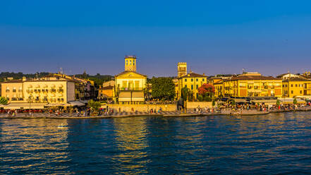 Italien, Provinz Verona, Lazise, Uferpromenade der Stadt in der Abenddämmerung - MHF00511