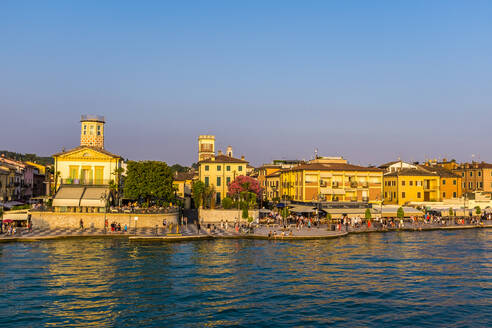 Italien, Provinz Verona, Lazise, Uferpromenade der Stadt in der Abenddämmerung - MHF00512