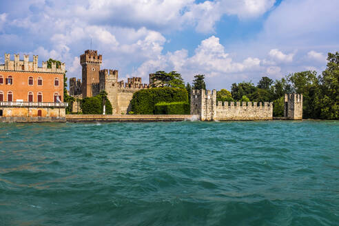 Italy, Province of Verona, Lazise, Lake Garda and lakeshore castle - MHF00515