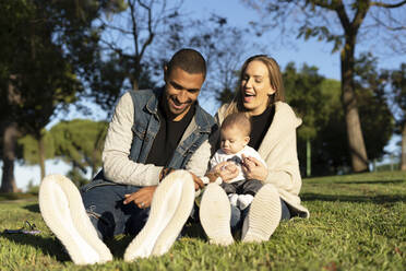 Glückliche Eltern verbringen einen Tag im Park - ERRF02222