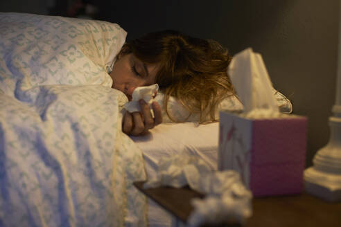 Kranke Frau benutzt Taschentücher im Bett - VEGF00994