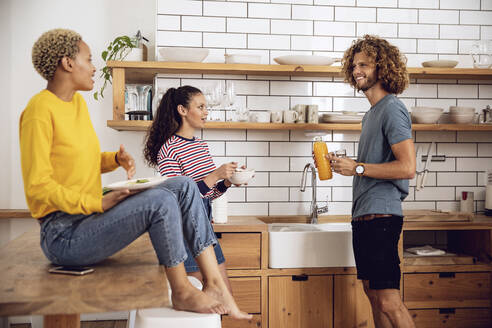 Freunde beim Frühstück in der Küche zu Hause - MCF00379