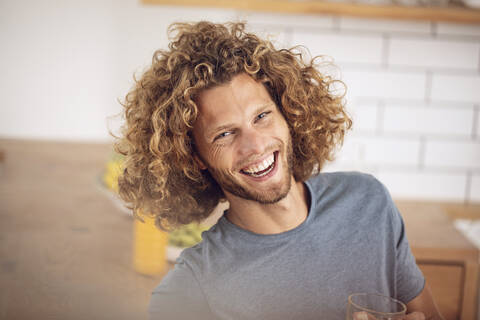 Porträt eines glücklichen jungen Mannes zu Hause, lizenzfreies Stockfoto