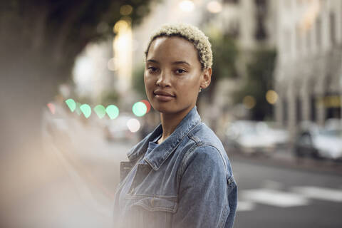 Porträt einer selbstbewussten jungen Frau in der Stadt, lizenzfreies Stockfoto