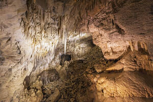 Neuseeland, Ozeanien, Nordinsel, Waitomo Höhlen, Ruakuri Höhle, Stalaktiten und Kalksteinformationen in Höhle - FOF11337