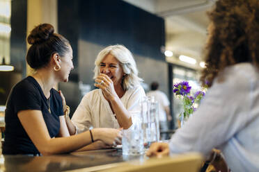 Frauen treffen sich im Bistro und haben Spaß - SODF00423