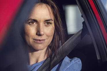 Young woman driving car with seat belt - MCF00470