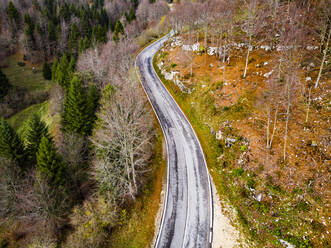 Italien, Trentino, Trento, Luftaufnahme einer leeren Autobahn in den europäischen Alpen im Herbst - GIOF07891