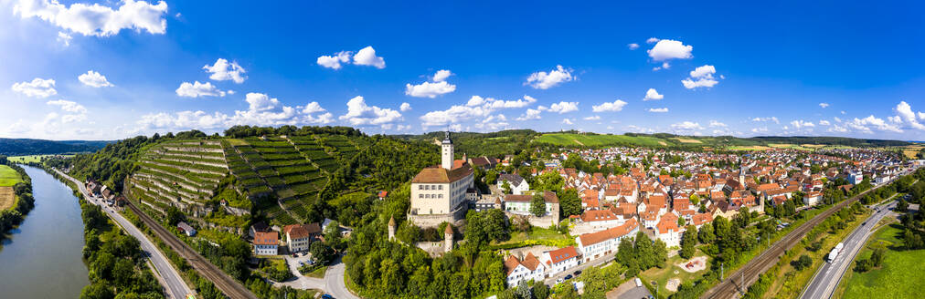 Deutschland, Baden-Württemberg, Odenwald, Gundelsheim, Luftaufnahme von Schloss und Stadt Horneck - AMF07556