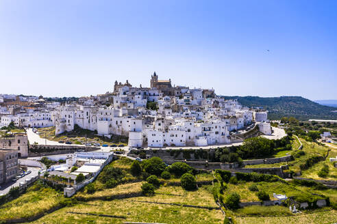 Italien, Apulien, Brindisi, Luftaufnahme von Ostuni - AMF07563