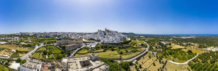 Italien, Apulien, Brindisi, Luftaufnahme von Ostuni - AMF07565