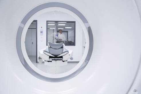 Radiologe im Krankenhaus, Computertomograph - SGF02477