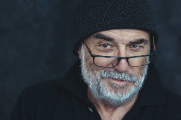 Portrait of senior man with wolly hat and reading glasses - FRF00902