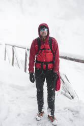 Bergsteiger steht auf dem Weg und schaut in die Kamera, Italienische Alpen, Lecco, Lombardei, Italien - MCVF00105
