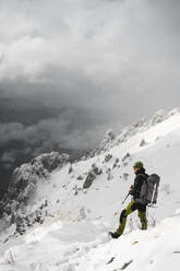 Bergsteiger schaut in die Ferne, Italienische Alpen, Lecco, Lombardei, Italien - MCVF00110