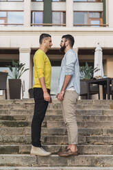 Homosexuelles Paar auf der Treppe stehend von Angesicht zu Angesicht - AFVF04331