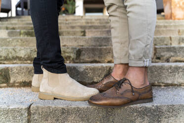 schnittansicht eines schwulen Paares mit Lederschuhen auf einer Treppe stehend - AFVF04333