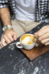 Mann genießt eine Tasse Cappuccino, Nahaufnahme - AFVF04347
