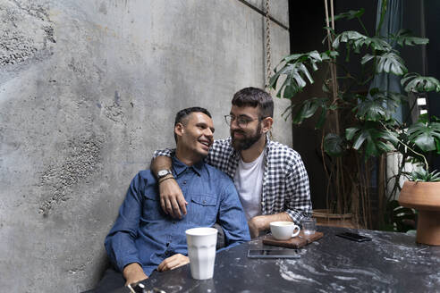 Homosexuelles Paar entspannt sich zusammen in einem Café im Freien, Barcelona, Spanien - AFVF04349