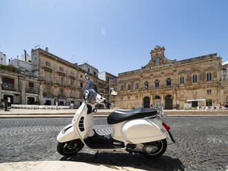 Italien, Provinz Brindisi, Ostuni, Weißer Motorroller auf dem Stadtplatz abgestellt - AMF07573
