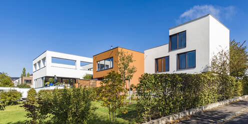 Germany, Thuringia, Weimar, Residential area Neues Bauen am Horn, Modern houses - WDF05611