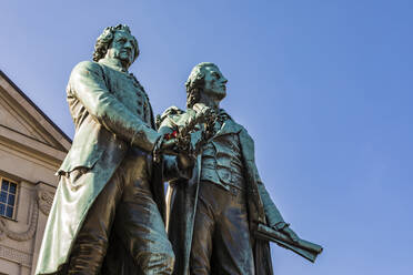 Deutschland, Thüringen, Weimar, Theaterplatz, Goethe- und Schiller-Statuen vor dem Deutschen Nationaltheater - WDF05612