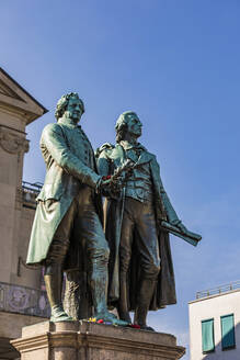 Deutschland, Thüringen, Weimar, Theaterplatz, Goethe- und Schiller-Statuen vor dem Deutschen Nationaltheater - WDF05613