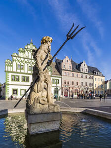 Deutschland, Thüringen, Weimar, Marktplatz, Neptun-Statue im Neptunbrunnen - WDF05614