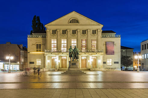 Deutschland, Thüringen, Weimar, Theaterplatz, Deutsches Nationaltheater mit Goethe- und Schiller-Statuen bei Nacht - WDF05618