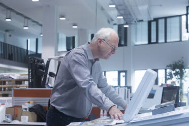 Manager working in printing house - SGF02487