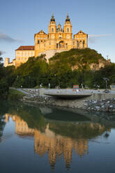 Österreich, Niederösterreich, Melk, Stift Melk mit Spiegelung in der Donau in der Abenddämmerung - WIF04109