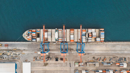 Luftaufnahme eines abstrakten Containerschiffs bei der Beladung im Hafen von Malaga, Spanien - AAEF05683