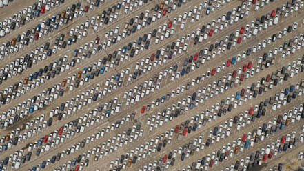 Luftaufnahme von abstrakt geparkten bunten Autos, die in Malaga Port, Spanien, zum Verkauf stehen - AAEF05685
