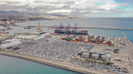 Luftaufnahme eines gut organisierten Hafens mit bunten Containern und einem großen Schiff in Malaga, Spanien - AAEF05686