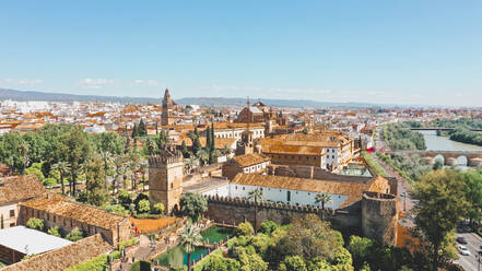 Luftaufnahme der farbenfrohen berühmten alten Stadt Cordoba mit schönen Dächern, Spanien - AAEF05699