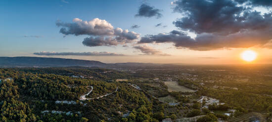 Panoramablick aus der Luft auf einen malerischen Sonnenuntergang über Ménerbes, Frankreich. - AAEF05711