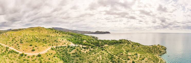 Panorama-Luftaufnahme von Punta Falconera, touristische Attraktion, Spanien. - AAEF05712