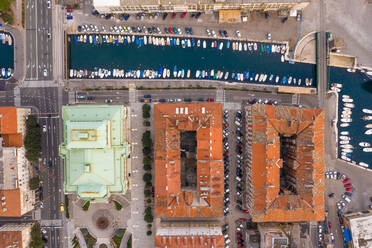 Luftaufnahme des Yachthafens an einem Kanal in der Mitte von Rijeka, Kroatien. - AAEF05715